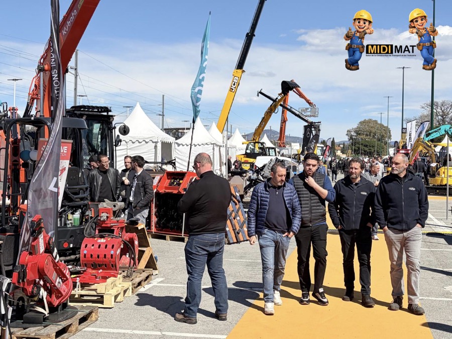 Visiteurs entre les engins exposés en extérieur